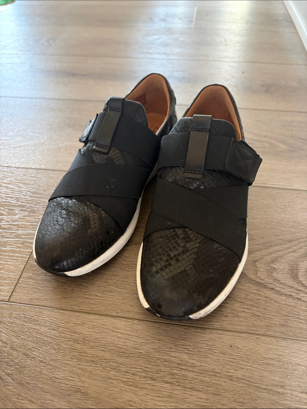 Clark’s Black Slip-On Sneakers with Elastic Cross Straps
